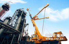 合成塔位于钢框架内